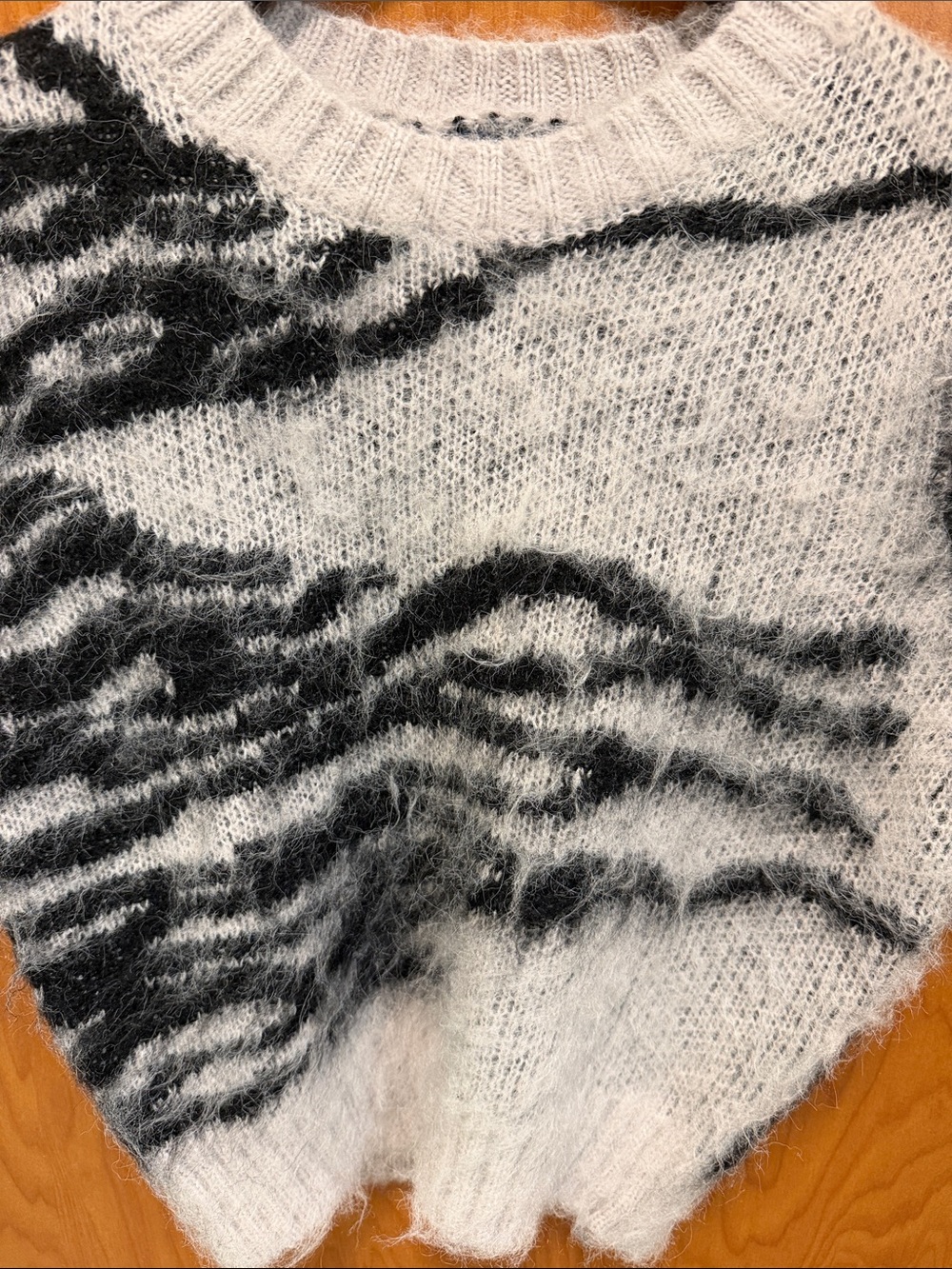🦓🦓🦓BOGOHO🦓🦓White & Black Wave-Pattern Short Sleeve Sweater - Picture 2 of 7